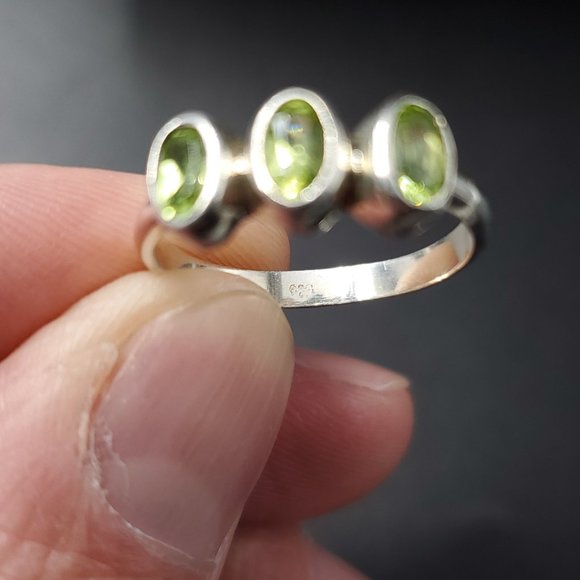 Size 7 Sterling Silver Triple Oval Peridot Ring - Picture 5 of 8
